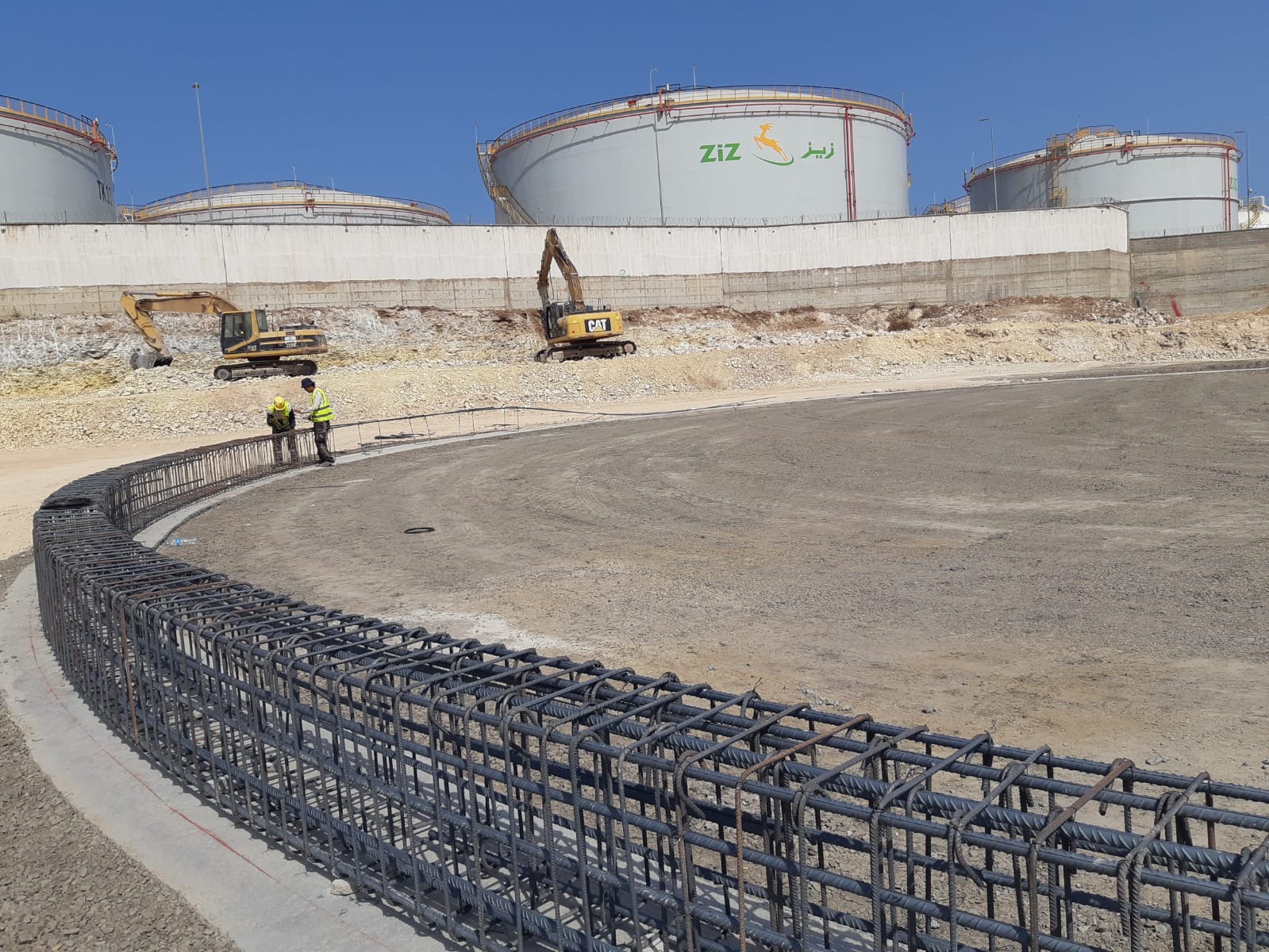 Equipe caténaire intervenant sur pylône rigide