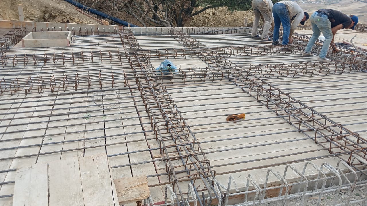 Chef de projet présentant les phasages travaux